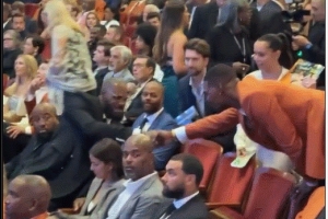 詹姆斯現(xiàn)身名人堂頒獎(jiǎng)禮現(xiàn)場(chǎng) 和老隊(duì)友波什握手寒暄致意