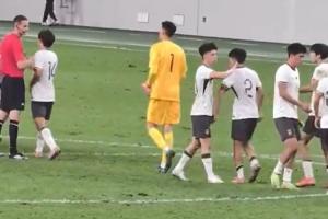 18歲領(lǐng)袖氣質(zhì)初顯！王鈺棟替補(bǔ)半場造7球 賽后和每個(gè)隊(duì)友擊掌鼓勵