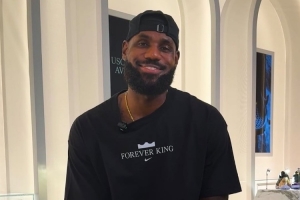 詹姆斯：我永遠(yuǎn)不會(huì)忘記我的家鄉(xiāng)阿克倫 很自豪能來(lái)上海激勵(lì)人們