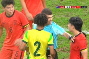 澳大利亞球員明知死球仍射空門，主裁判口頭警告未出牌