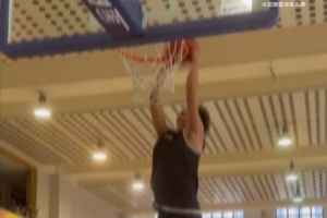 新獅們陸續(xù)報到，訓(xùn)練時的球館也變得更“熱鬧”了??