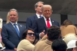 看美網(wǎng)~特朗普給庫(kù)茲馬豎大拇指 后者：????????????