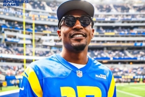 快船新援比爾亮相NFL賽場 現(xiàn)身觀戰(zhàn)洛杉磯公羊比賽！