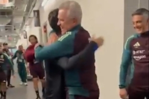 緊緊擁抱！李剛?cè)逝c恩師哈維爾-阿吉雷重逢，二人曾在馬洛卡共事