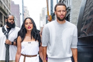 庫里夫婦和老庫里現(xiàn)身美網(wǎng)決賽 庫里被驚出表情包 阿耶莎妝容絕美