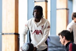 復出在即！利物浦社媒曬弗林篷恢復訓練照，此前球員診斷腿筋受傷