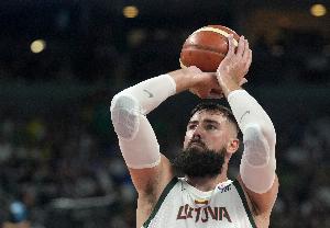 瓦蘭談多次冰敷肩膀：沒(méi)有受傷和疼痛 只是預(yù)防措施