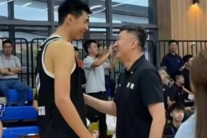 冰釋前嫌！徐昕和杜鋒指導相談甚歡 相互握手致意