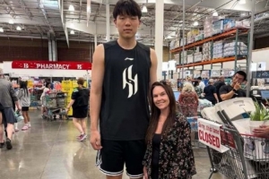 球迷在超市偶遇楊瀚森表示會為其加油 小楊回復(fù)：非常感謝！