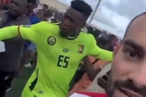 屢遭不順！奧納納在喀麥隆輸球后遭丟水瓶，又被曼聯(lián)放棄轉(zhuǎn)戰(zhàn)土超