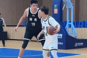 徐中鋒間的對(duì)決！徐杰背身單打徐昕 然后以后撤步中投命中