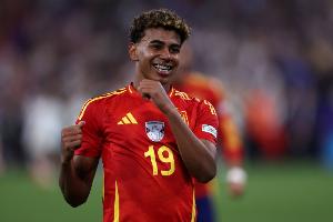 尼哈特：18歲亞馬爾是令人難以置信的球員，他在比賽中會努力協(xié)防