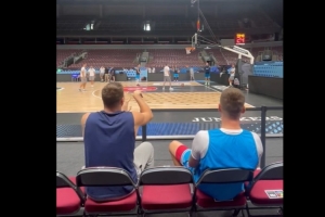 提前進(jìn)入比賽模式？東契奇賽前熱身坐在替補(bǔ)席命中超遠(yuǎn)三分！