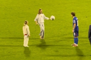 溫馨時(shí)刻！莫德里奇賽后與兩個(gè)女兒在場(chǎng)上踢球