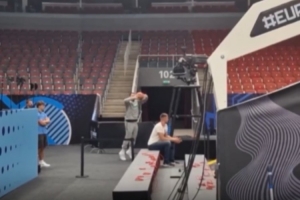 各種玩兒！東契奇坐替補(bǔ)席命中超遠(yuǎn)三分后又在球員通道前投進(jìn)三分