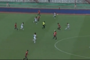 馬爾穆什在一次搶球中不慎膝蓋受傷，隨后被替換下場(chǎng)