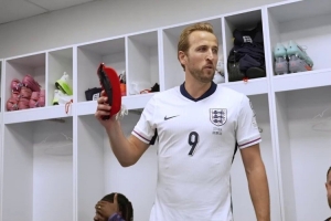 斯賓塞上演英格蘭隊首秀，凱恩賽后在更衣室向他頒發(fā)紀(jì)念帽