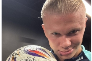 打進5球！哈蘭德社媒曬比賽用球，露出邪魅笑容????