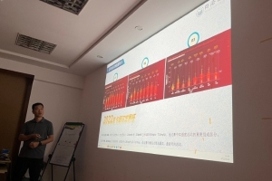 海港邀請同濟(jì)大學(xué)的劉慶廣老師為隊員們開展了一節(jié)運動營養(yǎng)學(xué)課程