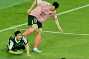 太有節(jié)目效果了！東北明星足球超級聯(lián)賽 李曉旭一腳踢飛郭艾倫