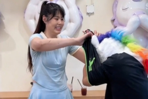 可愛女生！李月汝造訪獨角獸店鋪 左膝仍佩戴厚厚護具