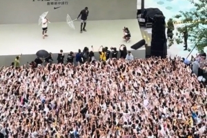 詹姆斯中國行成都站完整原聲錄像：全場(chǎng)高呼LBJ 詹姆斯冒雨互動(dòng)