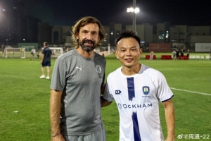 周通曬與皮爾洛合影：見(jiàn)到兒時(shí)的偶像????