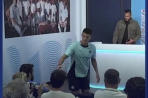 有禮貌??在新聞發(fā)布會之前，帕瓦爾與現(xiàn)場所有記者握手