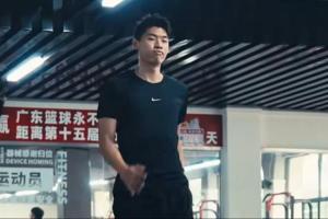 眼神堅(jiān)毅！崔永熙已回到廣東進(jìn)行恢復(fù)訓(xùn)練