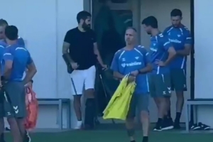 六臺(tái)：伊斯科拄拐回到貝蒂斯訓(xùn)練基地，恢復(fù)情況良好