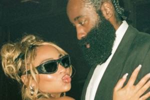 女友曬自拍??哈登評(píng)論：你是我遇到過(guò)的最讓我欲罷不能的小野貓