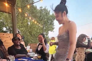 性感荷官在線發(fā)牌！李月汝和隊(duì)友玩21點(diǎn) 吊帶裙吸睛