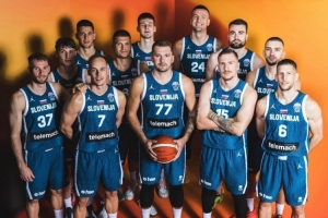 止步八強(qiáng)！東契奇社媒曬全隊(duì)合影：盡力了！為你們感到驕傲??