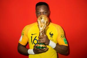 40歲曼丹達退役丨18年世界杯冠軍成員，代表馬賽出戰(zhàn)613場