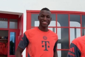 他來了！拜仁社媒：新援杰克遜迎來他在塞貝納的首次訓練