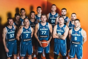 止步八強(qiáng)！東契奇INS曬全隊(duì)合照：??為斯洛文尼亞感到驕傲