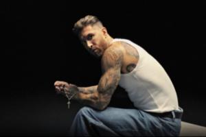 好聽下次別唱了??評(píng)論員：拉莫斯新歌太難聽，放球場(chǎng)上該吃紅牌