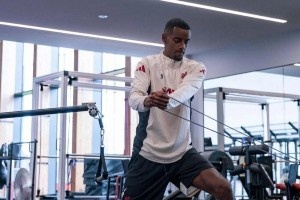 利物浦官方曬照，伊薩克完成在俱樂部的首次訓(xùn)練