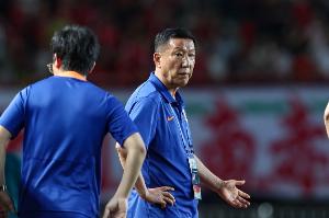 記者：經(jīng)紀(jì)人“大姐”現(xiàn)身上海，要找瓦科聊，崔康熙又有想法