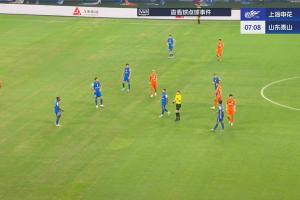 泰山球員投訴馬納法手球犯規(guī)，VAR介入后裁判確認沒有犯規(guī)