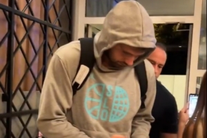 東契奇返回斯洛文尼亞 在機場耐心為一眾球迷簽名