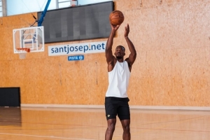 巴特勒社媒更新近期動態(tài) 一邊度假一邊訓練兩不耽誤