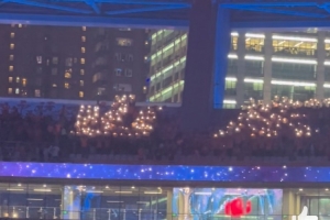 熱情山東！遠(yuǎn)征客場(chǎng)，泰山球迷用閃光燈拼出“山東”二字支持球隊(duì)