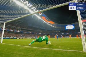 無比懊惱！王大雷差點(diǎn)就撲出吳曦點(diǎn)球，飛身撲救落地后雙手捂頭