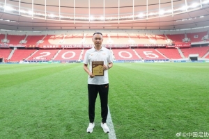王競(jìng)完成中超聯(lián)賽百場(chǎng)執(zhí)裁里程碑