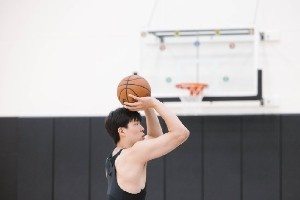 休賽期訓(xùn)練！楊瀚森社媒曬訓(xùn)練照：練練練????