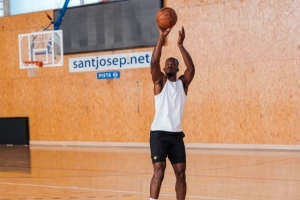 不打碼了！巴特勒西班牙度假打球上腳新一代簽名鞋