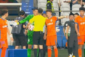 不解判罰！下半場(chǎng)開(kāi)始前，泰山球員仍與主裁麥麥提江溝通此前判罰