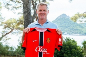 史蒂夫-科爾造訪西甲馬洛卡足球俱樂(lè)部 獲贈(zèng)25號(hào)球衣