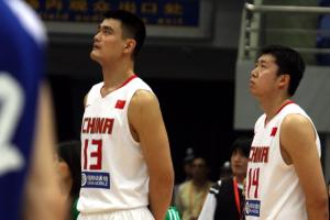 楊毅：以前中國男籃沖突打架 除了姚明/王治郅不上其他10個人全上